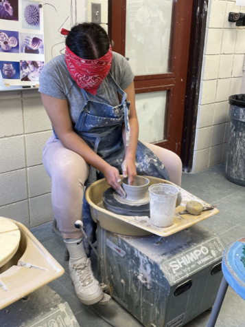 Sara Raoufi ’25 throws a pot blindfolded. “The ceramics course as a whole is by far one of my favorite classes I’ve taken at Greenhills. Rob’s willingness to not just allow, but encourage students to experiment every day drastically improves the whole experience.”