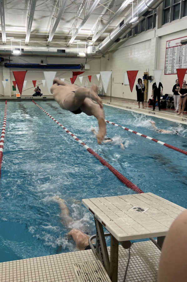 READY HUP James Kluge ’23 finishes the leadoff lap as Leo Applegate ’23 dives off the starting block during the 200-yard relay to qualify for a MISCA cut.
