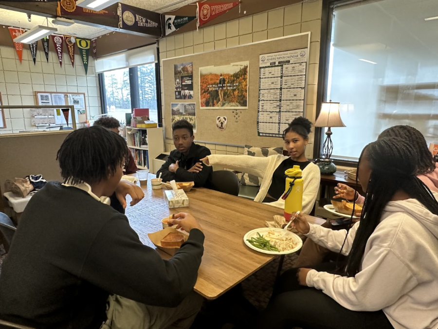 DISCUSS Black Students Association (BSA) affinity group members Or-
rin Batts ‘23, Caleb Johnson ‘25, Alana Andrews ‘26, and Ana Flemming ‘24

discuss racial matters during a lunch meeting. “I think there’s an opportu-
nity for that group [the BSA] to do educational outreach, and there’s a way

for students to get more involved,” said BSA co-sponsor Janelle Sterling.