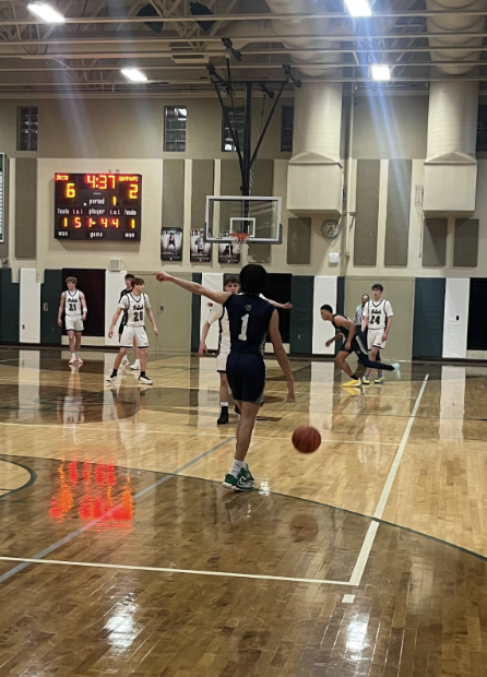 CAPTAIN KORLEY Senior Captain Noah Korley ‘26 directs the team on the court. “My teammates mean so much to me,” said Korley.